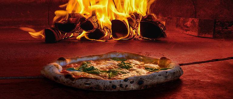 7 Step Guide on How To Make Wood Fired Pizza at Home